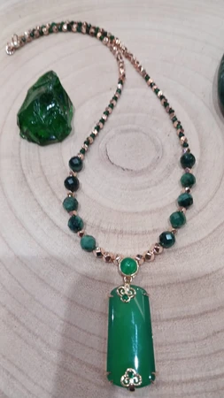 תליון אגת ירוקה ואבני האמרלד